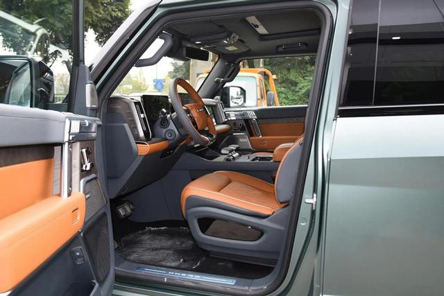 国产VS进口!猛士917对比路虎卫士,高端越野车到底该怎么选?