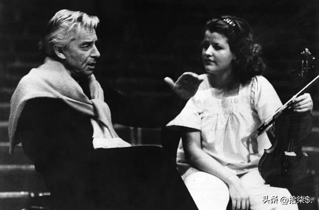 罕见老照片:赤身裸体被围观的洋女人,一丝不挂的女奴被绑在马上