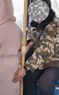 公交摸美女屁股(“咸猪手”女子在公交上遭男子连续摸臀，交通服务热线：遇此情况及时向司机反馈)