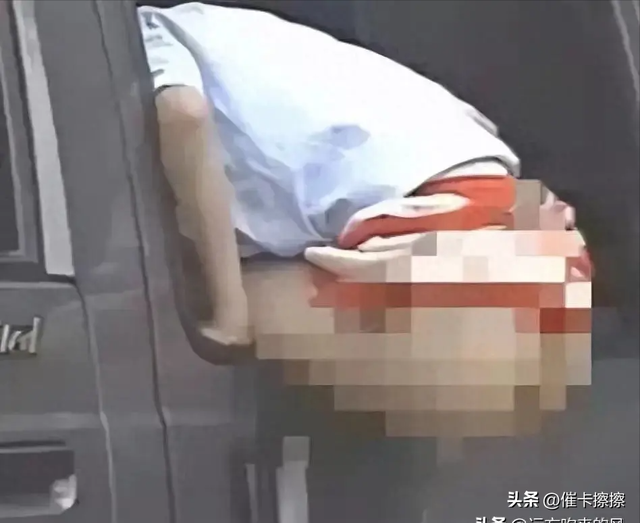 憋不住!女子在高速公路上就地小便!网友:这算光明正大抗议吗?