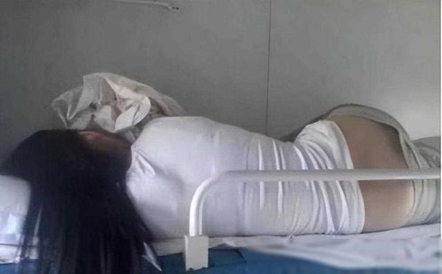 就在今天火车卧铺惊现“裸睡”美女,乘客尴尬提醒:能穿上衣服吗
