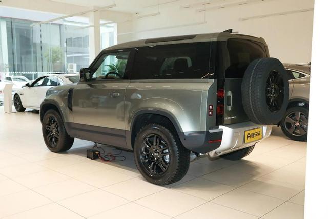 国产VS进口!猛士917对比路虎卫士,高端越野车到底该怎么选?