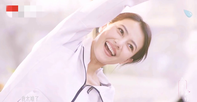 41岁高圆圆晒健身,紧身裤暴露一双小鸟腿,压腿不下去满脸痛苦