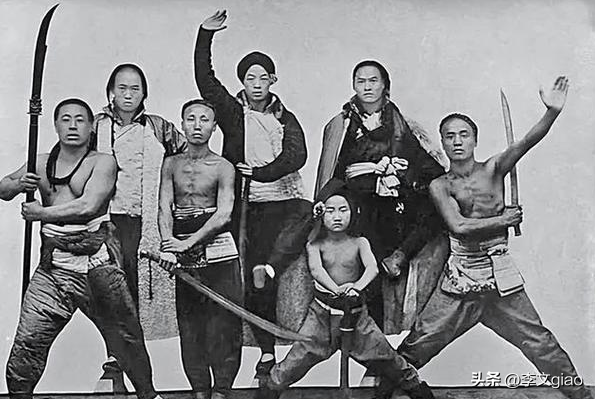 不堪入目老照片:男人搂着女子的胸一顿摸,男人抱着女人一顿热吻