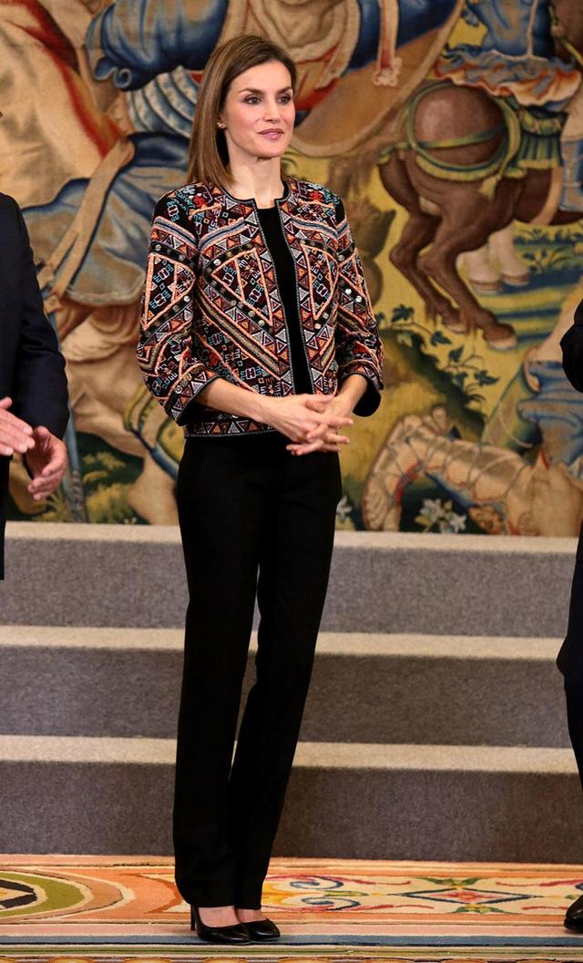 有种“气质”叫莱后剪了个短发!即使穿旧衣,也依然优雅到骨子里