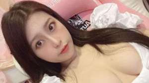 g罩杯美女不带胸罩(G级网红被叫大妈，自爆比基尼照片一雪前耻)