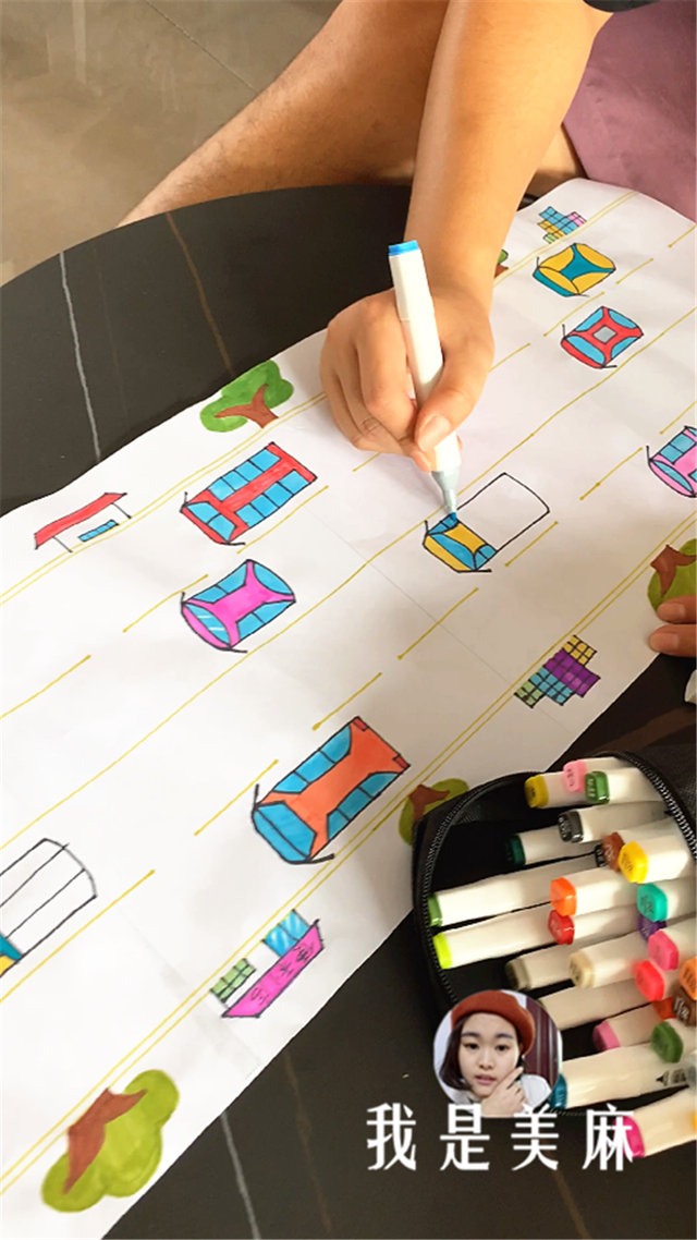 爸爸用快递纸箱做了个赛车玩具,用方向盘控制车辆变道,太刺激了