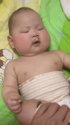 就在今天火车卧铺惊现“裸睡”美女,乘客尴尬提醒:能穿上衣服吗