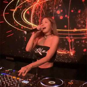 美女的性感Dj(37岁美女DJ燃爆全场，而网友竟都在馋她的身子)