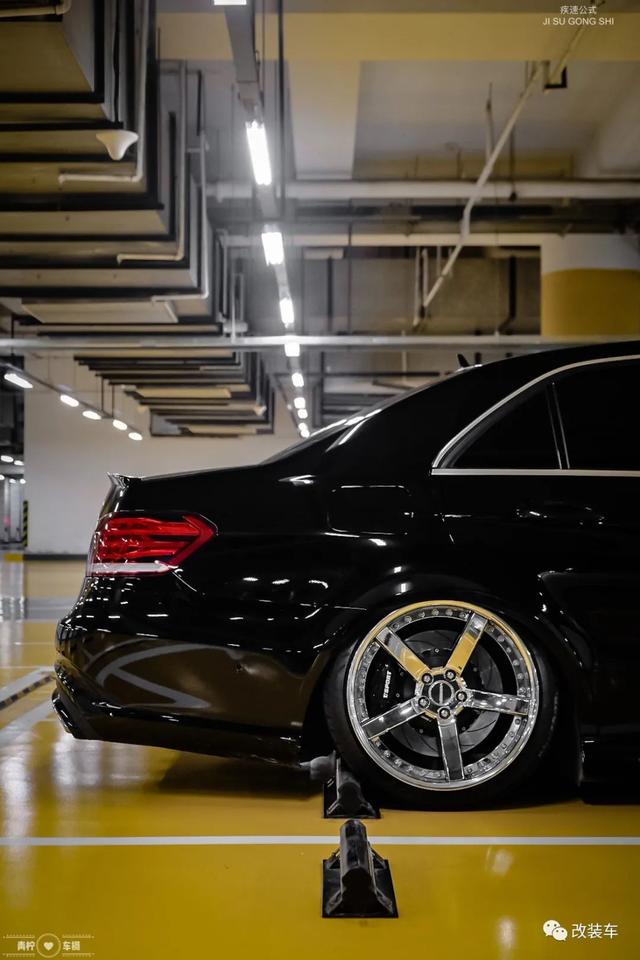 VIP范十足的奔驰E级W212,改装让车子变得更加年轻、更有气质