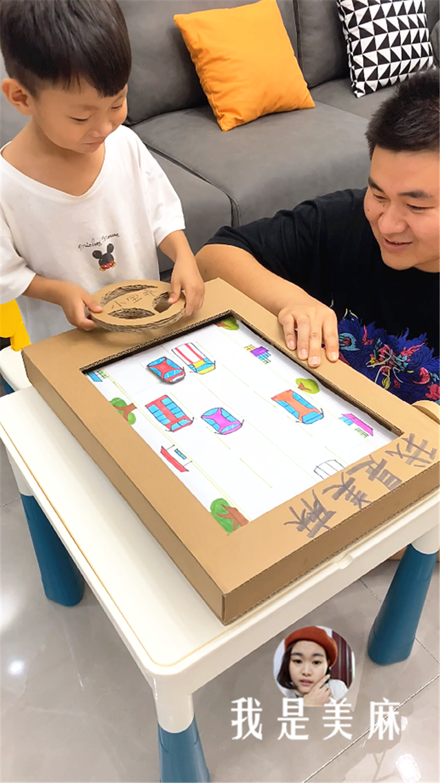 爸爸用快递纸箱做了个赛车玩具,用方向盘控制车辆变道,太刺激了