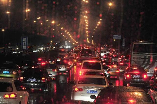 返工潮即将到来,多地农村爆堵!汽车过度发展对我国有何危害?