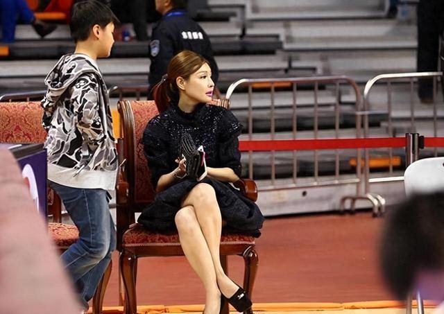 易建联成功背后的女人:身价40亿,后背有纹身,年近50仍维持身材