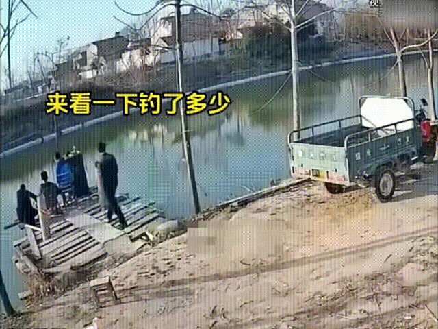 就在今天火车卧铺惊现“裸睡”美女,乘客尴尬提醒:能穿上衣服吗