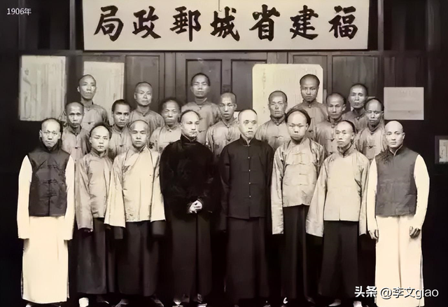 不堪入目老照片:男人搂着女子的胸一顿摸,男人抱着女人一顿热吻