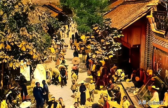 罕见老照片:赤身裸体被围观的洋女人,一丝不挂的女奴被绑在马上