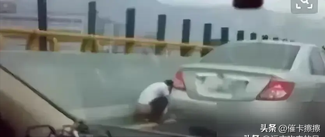 憋不住!女子在高速公路上就地小便!网友:这算光明正大抗议吗?
