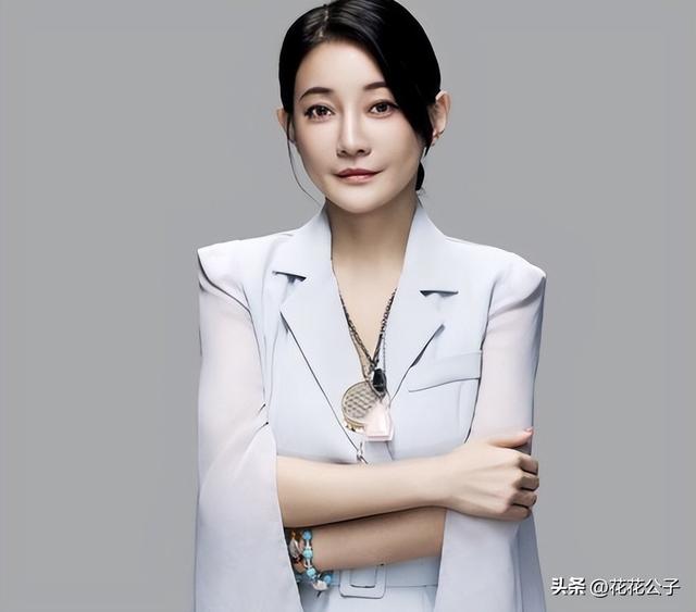 H罩杯超巨傲人身材美女老师的惊人身份揭秘,曾是SWAG直播主!