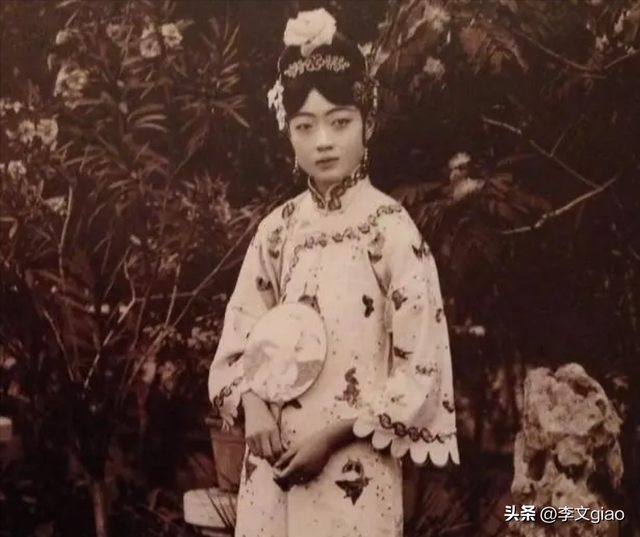 不堪入目老照片:男人搂着女子的胸一顿摸,男人抱着女人一顿热吻