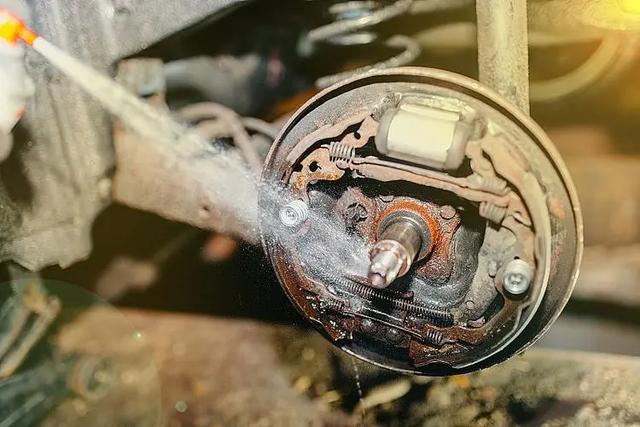 汽车保养最坑人的5个项目,最好不要去做,花钱不说还伤发动机