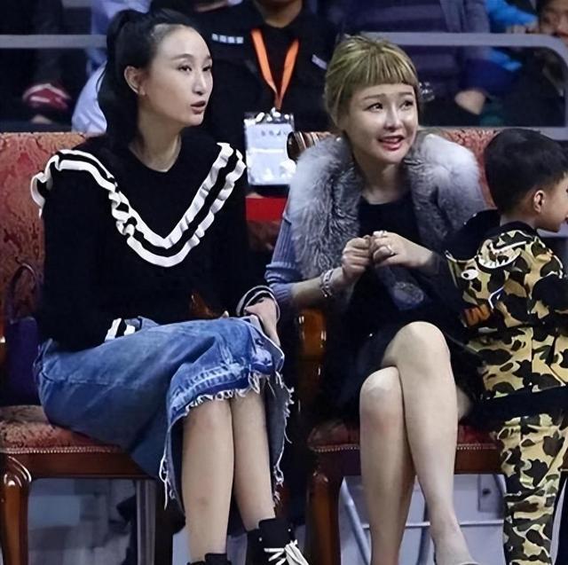 易建联成功背后的女人:身价40亿,后背有纹身,年近50仍维持身材