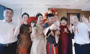 旗袍美女新娘(温美玲为儿子再办婚礼穿红色旗袍美过新娘，和魏三握手引热议)