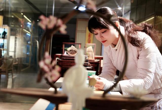 浏阳有位美女制香师,她与香“较劲”了10余年