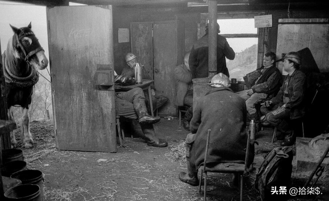 罕见老照片:赤身裸体被围观的洋女人,一丝不挂的女奴被绑在马上