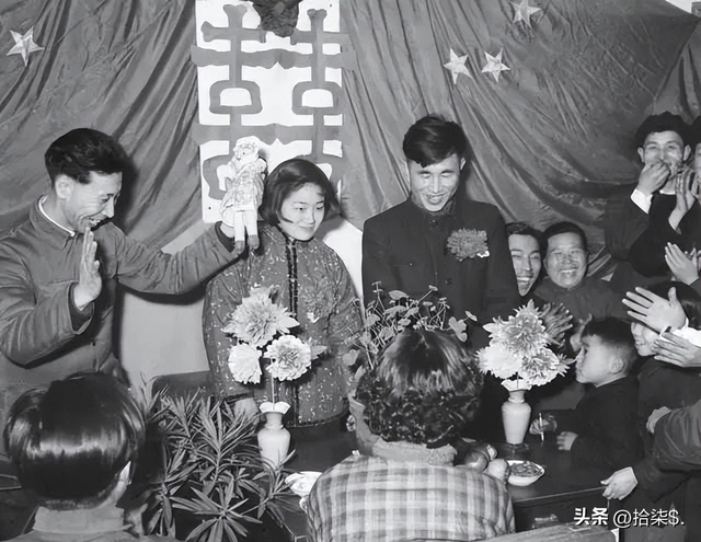 罕见老照片:赤身裸体被围观的洋女人,一丝不挂的女奴被绑在马上