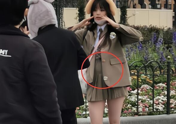 20岁欧阳娜娜近照,小腹凸起小腿显粗,还被拍成一米五,太扎心