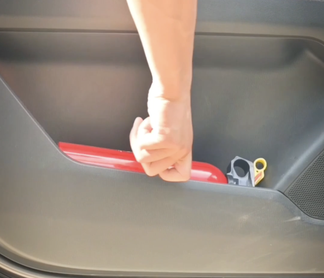 底盘“喷火”、烧得只剩铁架!车辆自燃到底该咋办?