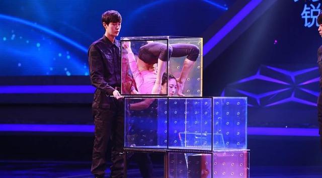 中国柔术美女:身体柔软可轻松摆出各种姿势,令人难以置信