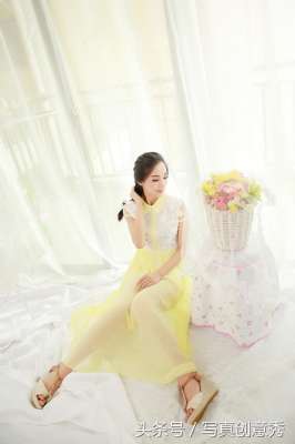 美女下睫毛(睫毛弯弯眼睛眨啊眨，美女，黄色裙子真好看)