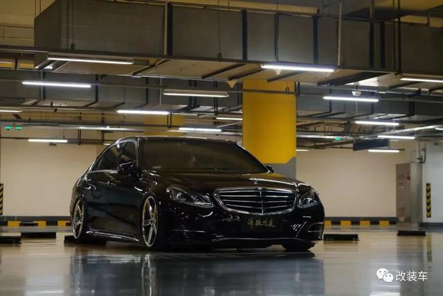 VIP范十足的奔驰E级W212,改装让车子变得更加年轻、更有气质