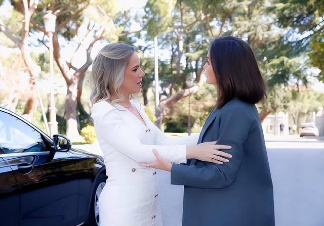 有种“气质”叫莱后剪了个短发!即使穿旧衣,也依然优雅到骨子里