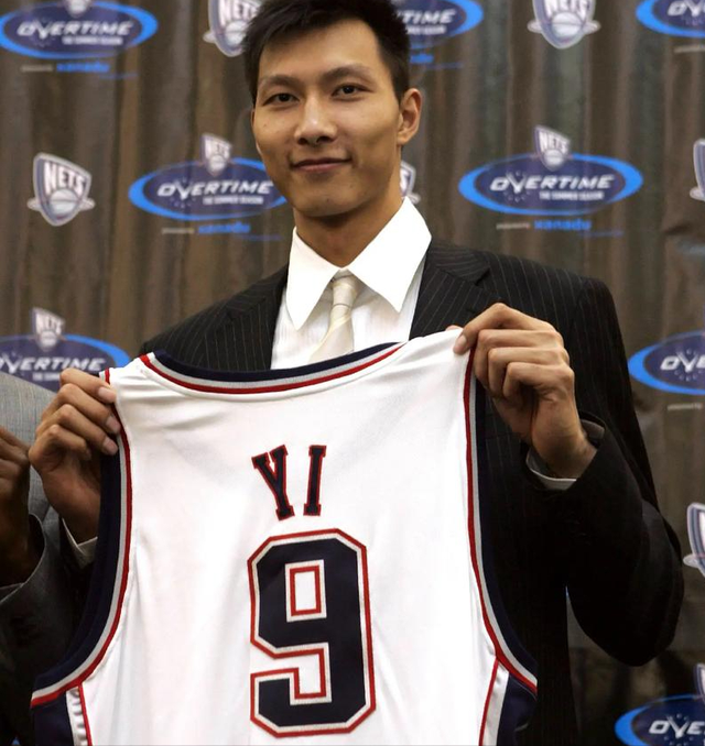 易建联成功背后的女人:身价40亿,后背有纹身,年近50仍维持身材