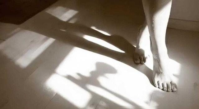 2011年,苏紫紫全裸接受记者采访,并直言:“你敢看我么?”