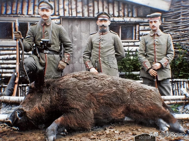 不堪入目老照片:男人搂着女子的胸一顿摸,男人抱着女人一顿热吻