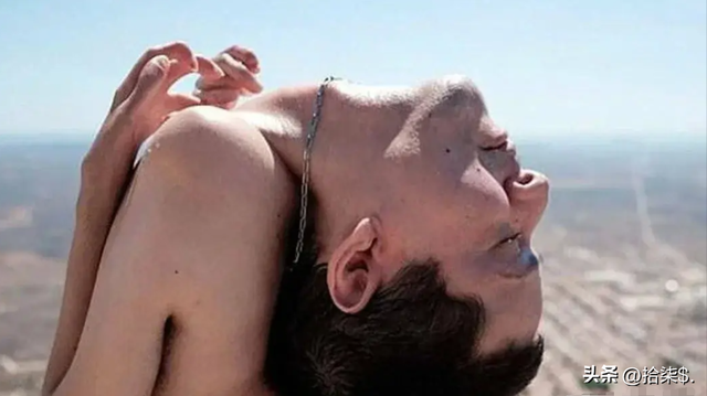 罕见老照片:赤身裸体被围观的洋女人,一丝不挂的女奴被绑在马上