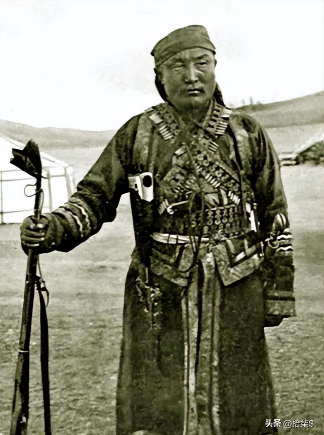 罕见老照片:赤身裸体被围观的洋女人,一丝不挂的女奴被绑在马上