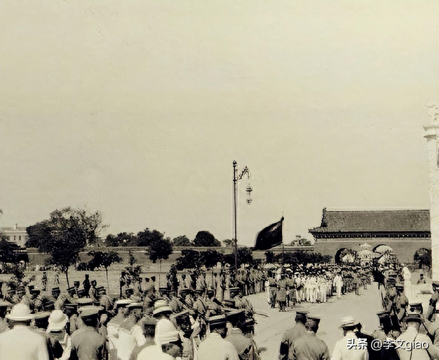 不堪入目老照片:男人搂着女子的胸一顿摸,男人抱着女人一顿热吻