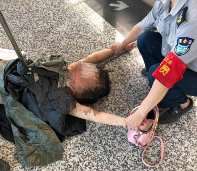 女子在轻轨上疯狂撕咬陌生乘客,跪地舔食血迹,还脱光衣服……