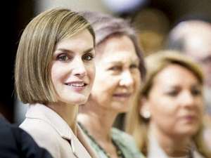 两个美女剪短发(有种“气质”叫莱后剪了个短发即使穿旧衣，也依然优雅到骨子里)