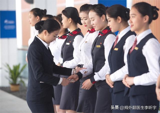 太痛苦!30岁年轻美女拇外翻,纤细的脚面越来越宽,36码鞋变45码