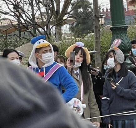 20岁欧阳娜娜近照,小腹凸起小腿显粗,还被拍成一米五,太扎心