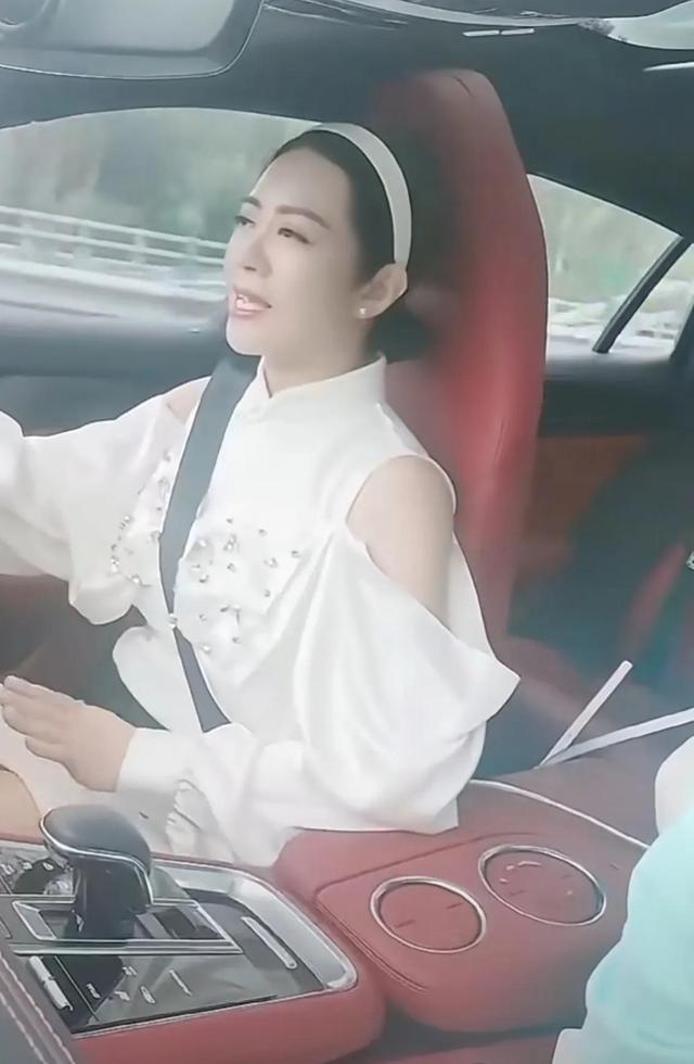 温美玲为儿子再办婚礼!穿红色旗袍美过新娘,和魏三握手引热议