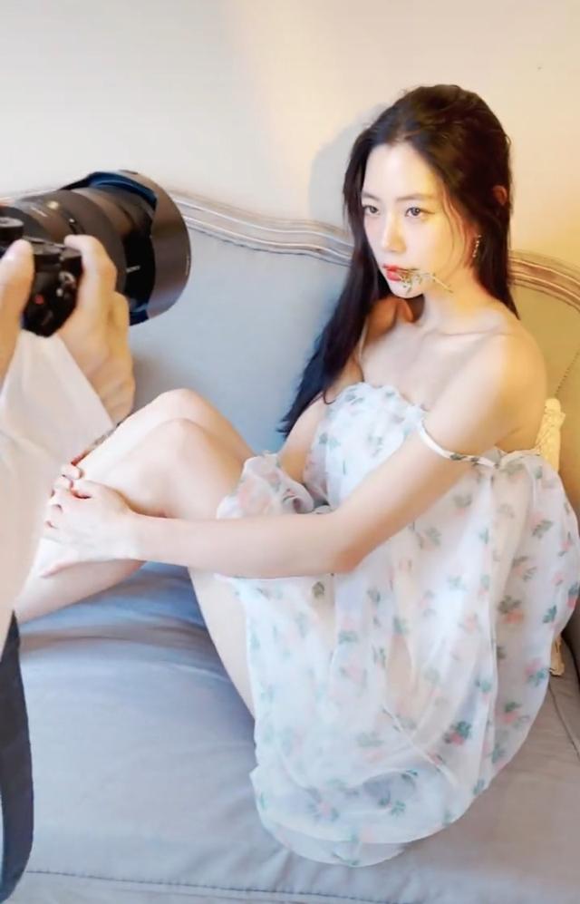 亚洲第一美女克拉拉秀身材,故意把肩带拉下露肩,穿短裙秀大长腿