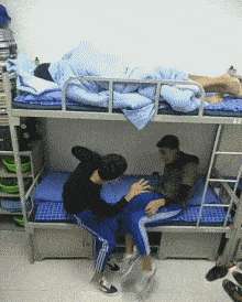 火车卧铺美女(就在今天火车卧铺惊现“裸睡”美女，乘客尴尬提醒：能穿上衣服吗)