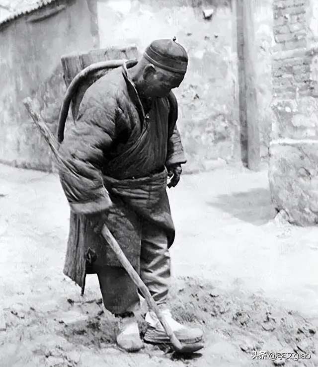 不堪入目老照片:男人搂着女子的胸一顿摸,男人抱着女人一顿热吻