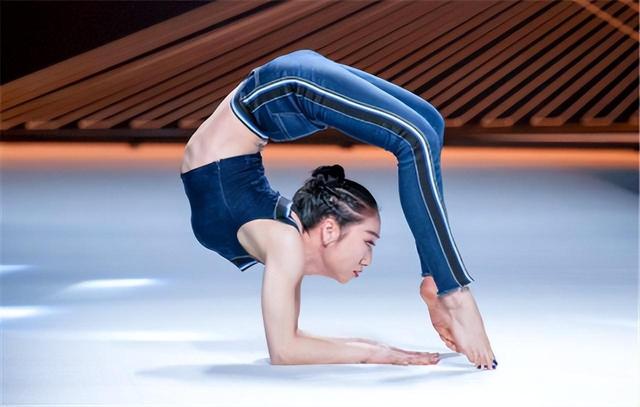 中国柔术美女:身体柔软可轻松摆出各种姿势,令人难以置信